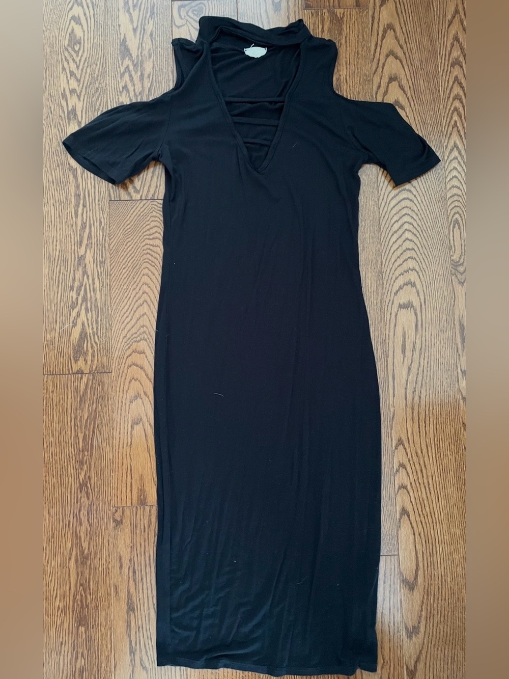 Classic Black Cold-Shoulder Midi Dress - Sleek Everyday Style